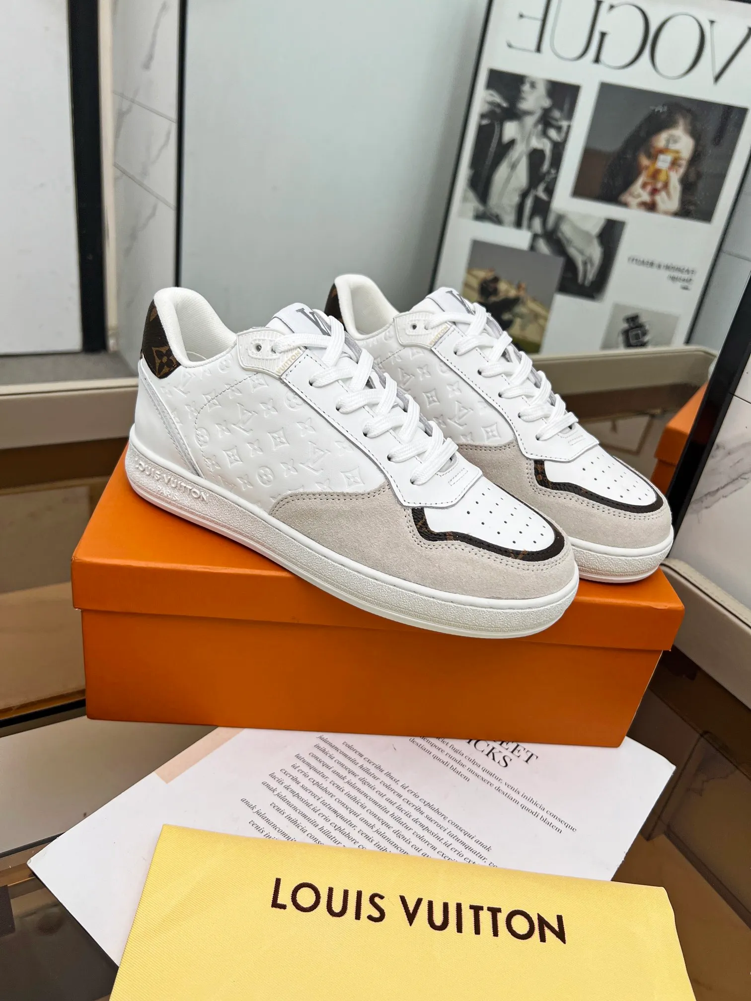 👟👟Ex-factory price 580👟👟 The new designs and colors on the v official website are updated simultaneously. This LV Stadium sneaker uses faded effect Monogram denim to perform a retro design, and is elegantly trimmed with plain leather and suede cow leather. LV lettering on the tongue and Louis Vuitton Paris embossed logo on the rubber outsole confirm the brand's identity. Code number: 36#-42# (35# 42# can be customized)